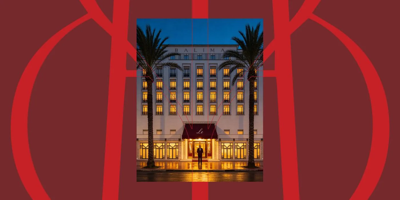 Le monogramme sur la façade illuminée