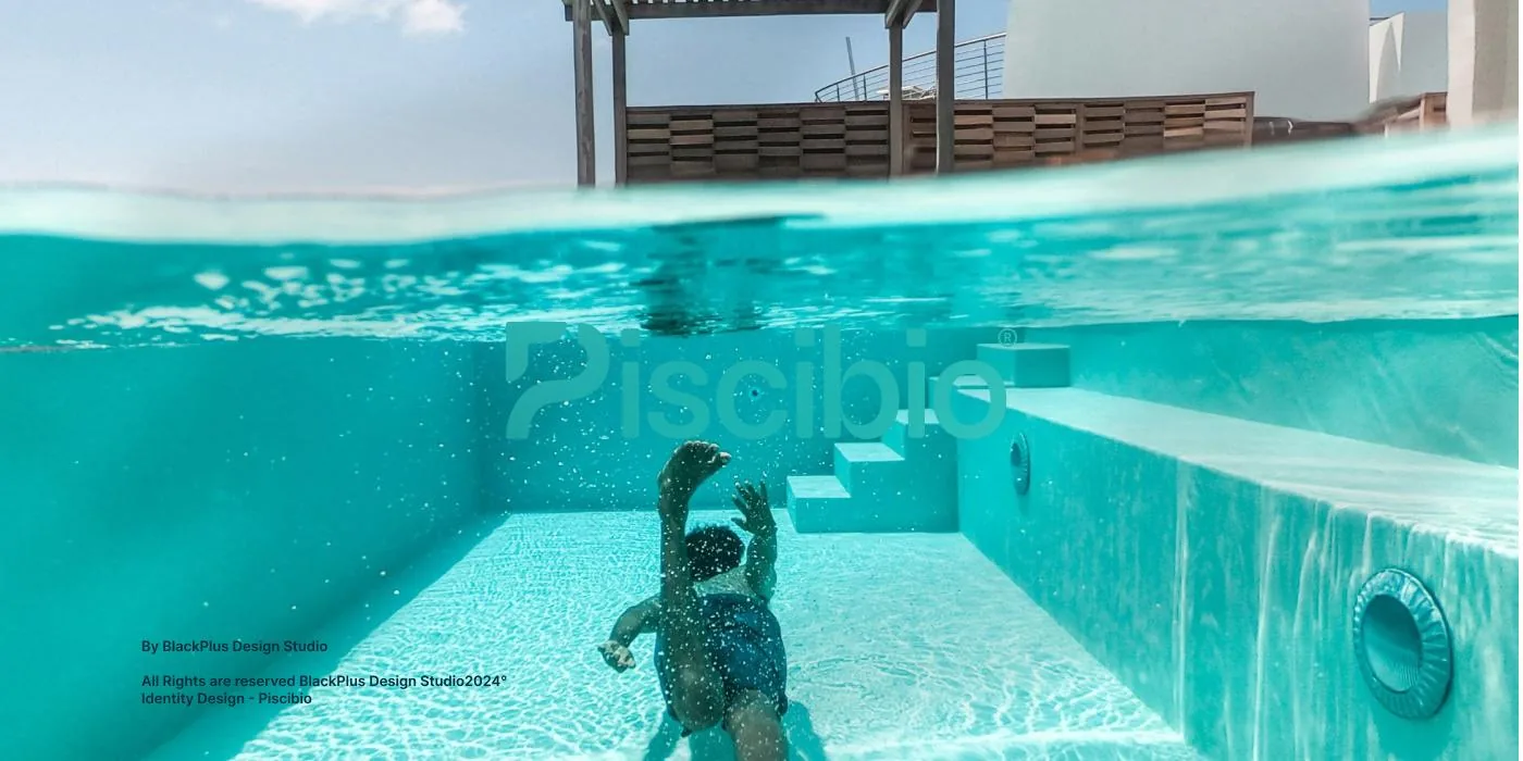 Vue sous-marine d’une piscine Piscibio