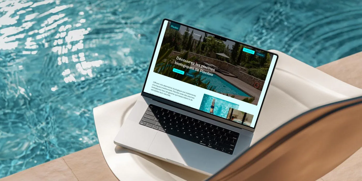 Le site Piscibio sur un ordinateur portable au bord d’une piscine