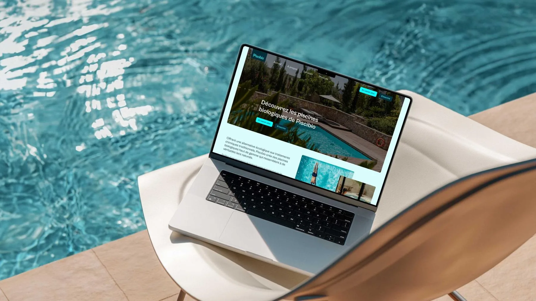 Site Piscibio ouvert sur un ordinateur au bord d’une piscine