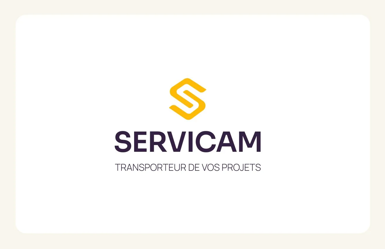 Identité Servicam : monogramme jaune, logotype aubergine et signature « Transporteur de vos projets »